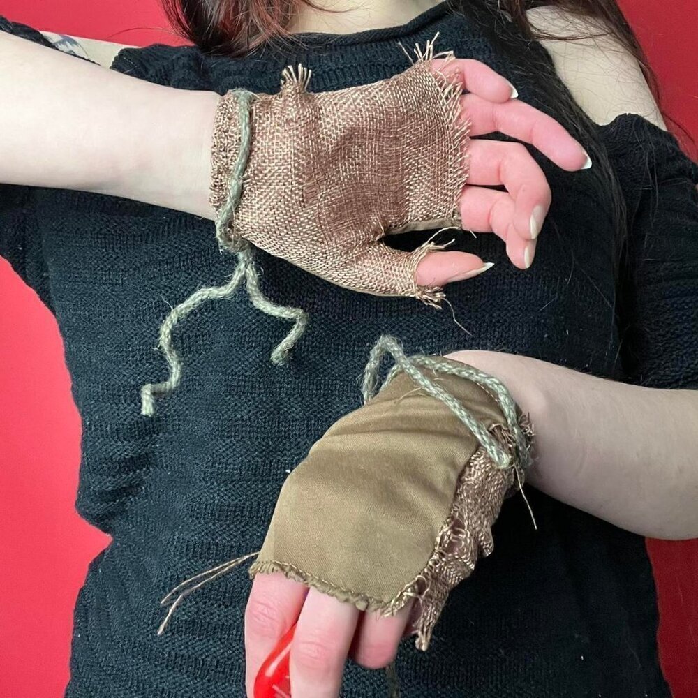 Decrepit looking scarecrow fingerless gloves 🤎🤎​​​​​​​​​​​